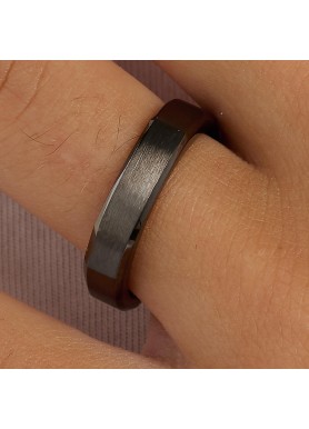Dettaglio dell’anello Brosway BOA32 indossato