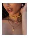 Charm Rue des Mille CharmBar Sole dorato con smalto giallo — esempio di abbinamento; gli altri gioielli sono esclusi