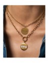 Charm Rue des Mille CharmBar Medaglia Circle XL MOM dorata con zirconi — esempio di abbinamento; gli altri gioielli sono esclusi