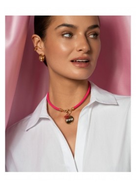 Charm Rue des Mille CharmBar Medaglia Circle XL MOM dorata con zirconi — esempio di abbinamento; gli altri gioielli sono esclusi