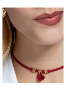 Charm dorato Rue des Mille CharmBar con cuore in cristallo rosso — esempio di abbinamento; gli altri gioielli sono esclusi