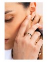 Anello elastico Gipsy Chic nero indossato; gli altri gioielli non sono inclusi.