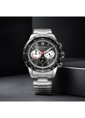 Citizen Racing CA4714-55E con quadrante nero e bracciale in acciaio, fotografia ufficiale ambientata