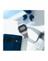 Casio ABL-100WE-2AEF blu navy in una composizione con smartphone e auricolari