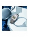 Casio ABL-100WE-7AEF grigio in una composizione con smartphone e auricolari