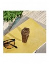 G-SHOCK GMA-P2110B-5AER marrone scuro su quaderni accanto a occhiali da sole